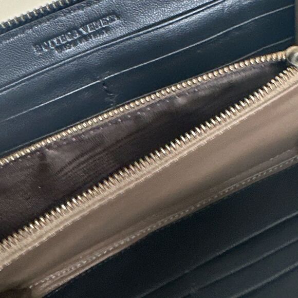 BOTTEGA VENETA Intrecciato Navy Leather Wallet - Picture 6 of 11